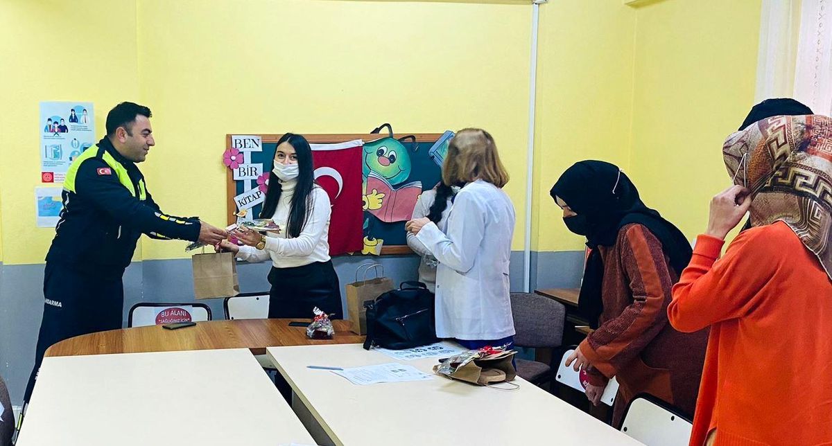 Jandarma\'dan öğretmelere sürpriz