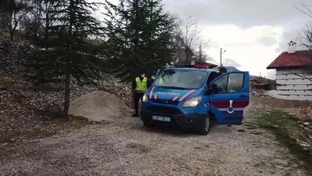Son dakika haberleri! Jandarma ekipleri emekli öğretmenin bahçesini düzenleyip kömürünü taşıdı