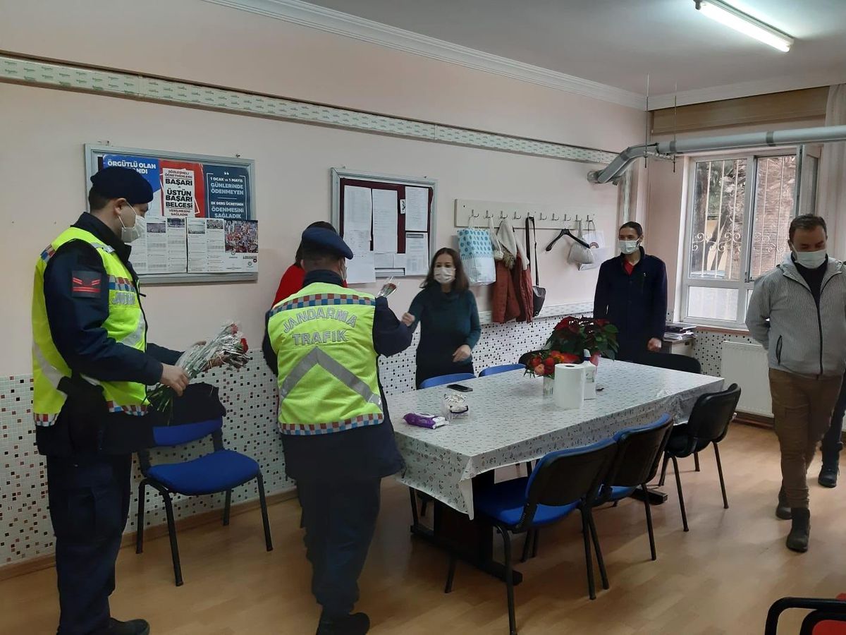 Jandarma personeli öğretmenleri unutmadı