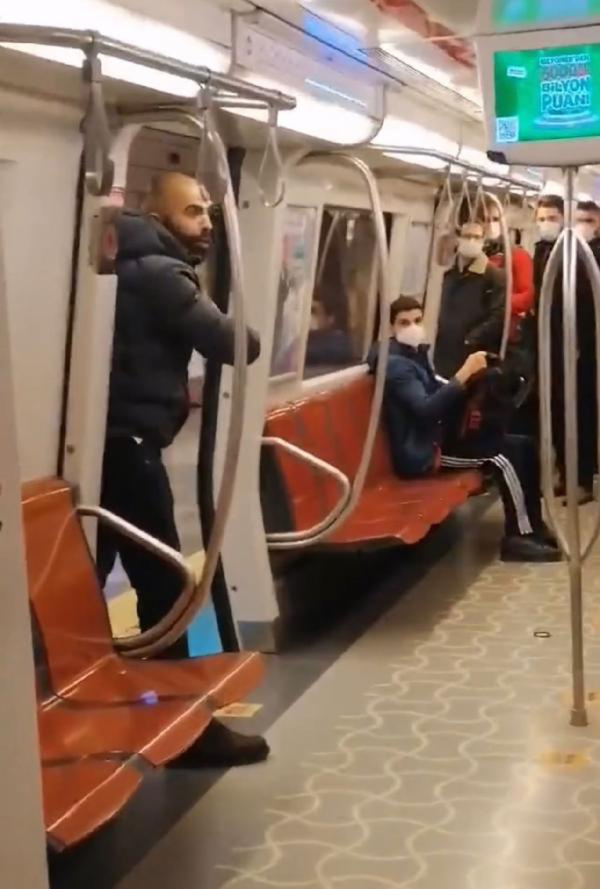Kadıköy-Tavşantepe metrosunda eli bıçaklı kişi kadına saldırdı