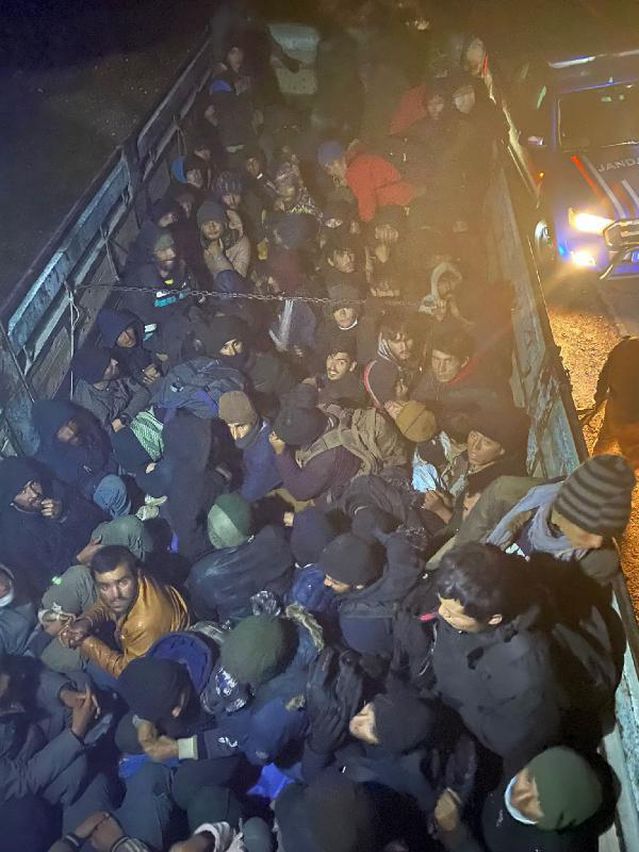 Şanlıurfa'da kamyon kasasında 87 kaçak göçmen yakalandı