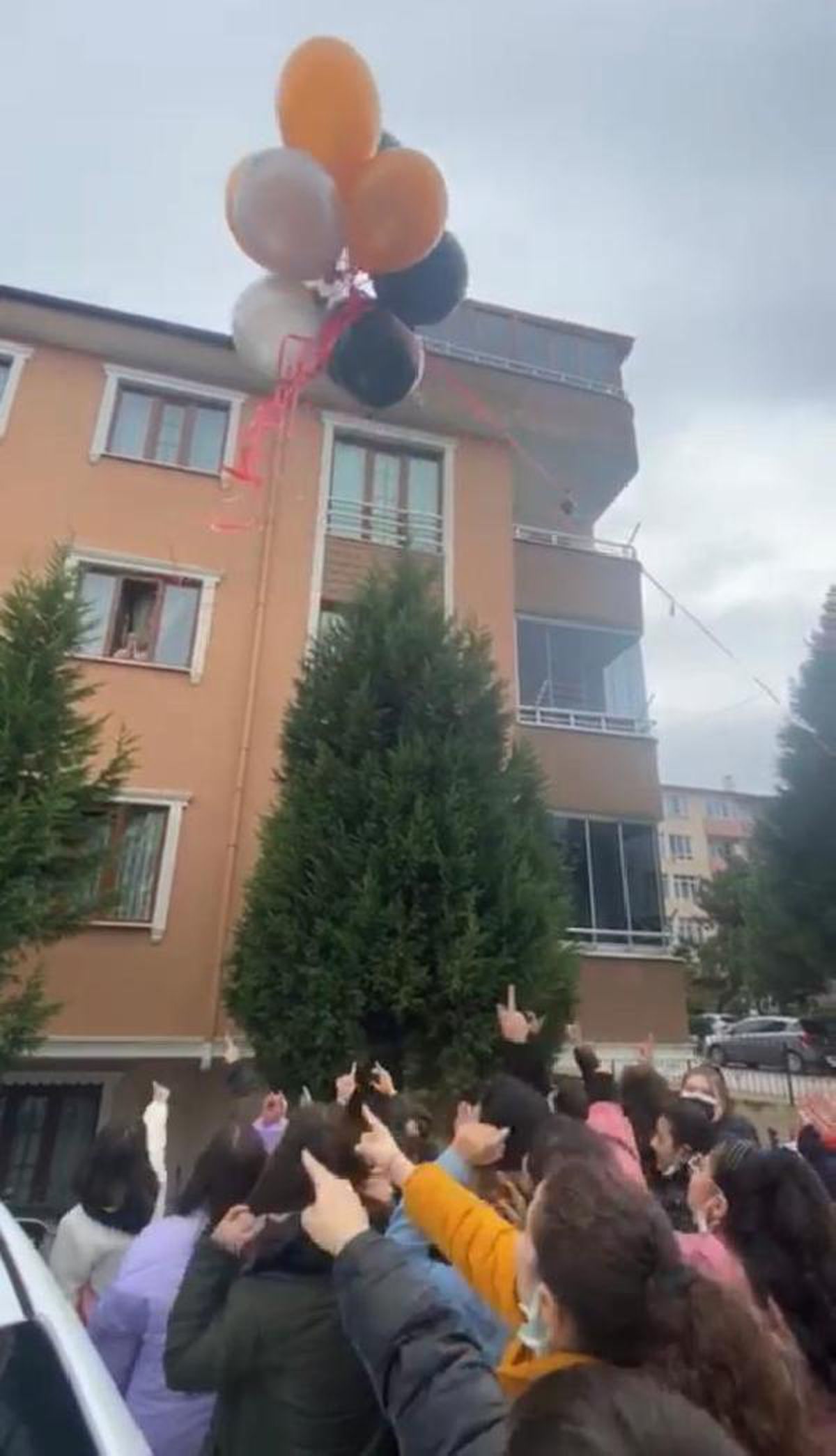 KANSER TEDAVİSİ GÖREN RAZİYE ÖĞRETMENE DUYGUSAL KUTLAMA