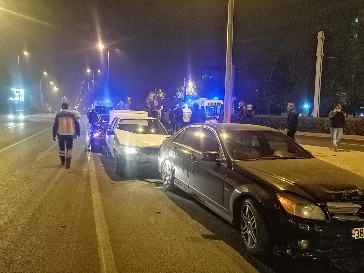 Son dakika haberi! Kayseri\'de 5 araçlı zincirleme trafik kazası: 3 yaralı