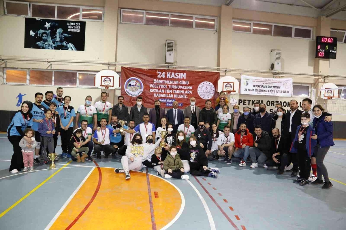 Körfez\'de Öğretmenler Günü\'ne özel voleybol turnuvasının şampiyonu Uluğbey Ortaokulu oldu