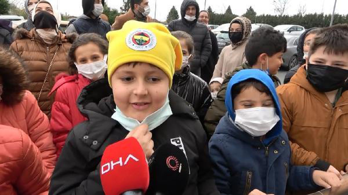 Koronavirüs tedavisi gören öğretmenlerine hastane bahçesinde pankartlı kutlama