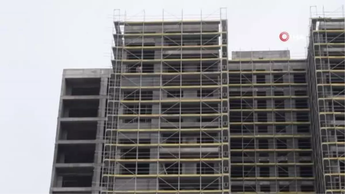 Malatya'da 17'inci kattaki intihar girişimini polis engelledi