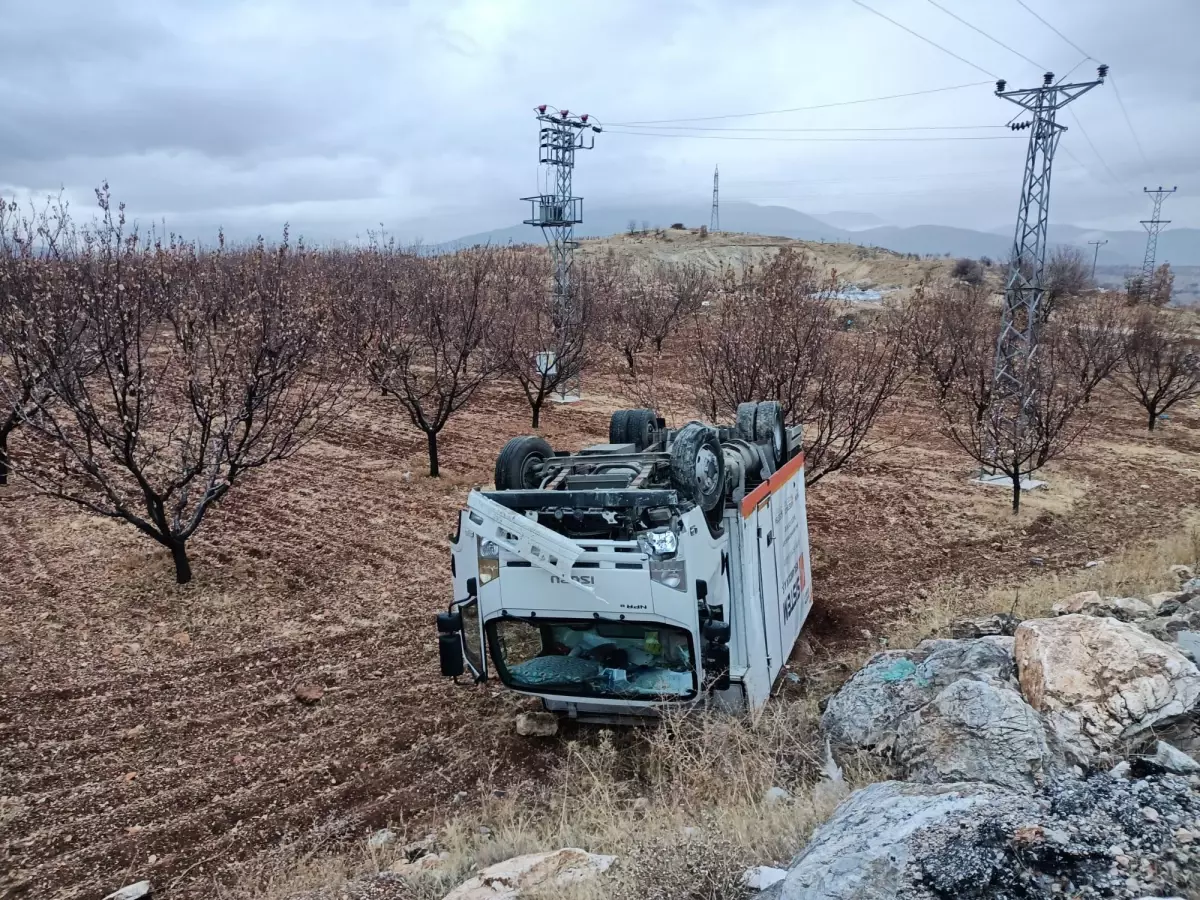 Malatya'da yoldan çıkan kamyon takla attı: 1 yaralı