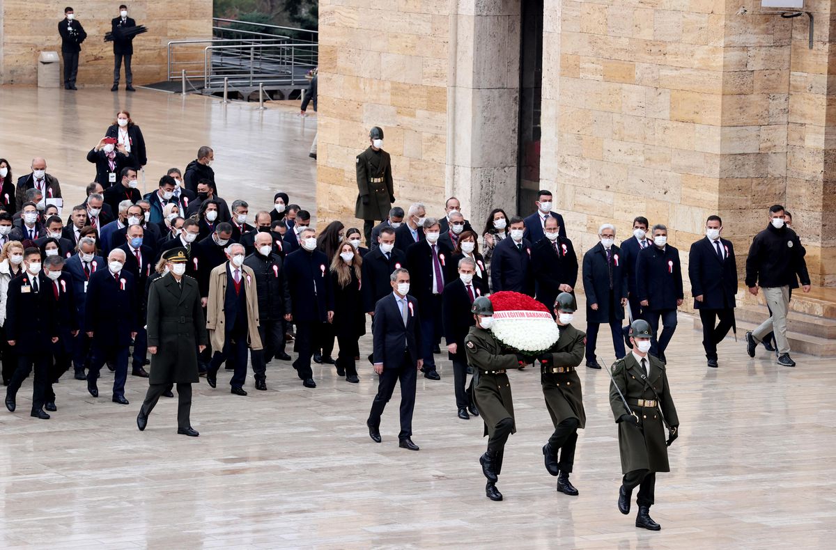 Son dakika gündem: Milli Eğitim Bakanı Özer, öğretmenlerle Anıtkabir\'i ziyaret etti