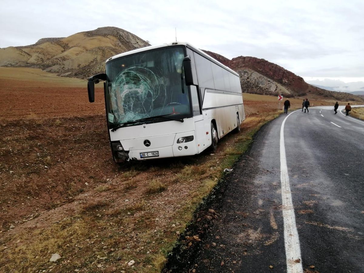 Nallıhan\'da işçi taşıyan bir otobüs şarampole uçtu
