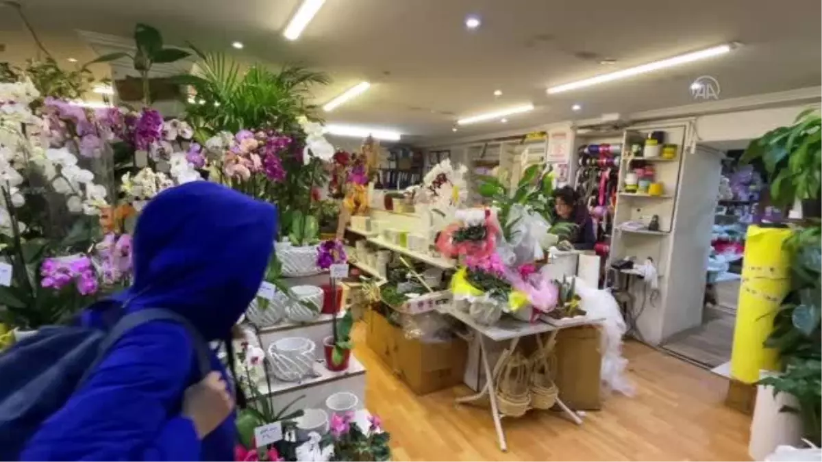 Öğrenciler en güzel çiçekleri öğretmenleri için seçti