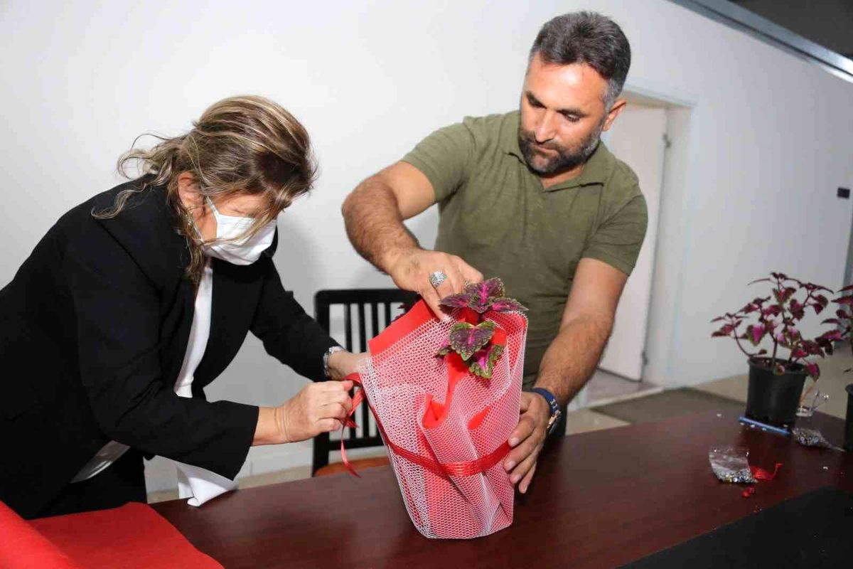 Öğretmenler günü çiçekleri AÜ\'den