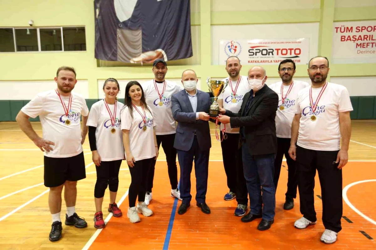 Öğretmenler Günü\'ne özel voleybol turnuvasında şampiyon Yenikent Anadolu Lisesi