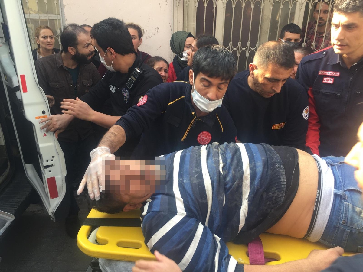 Ölmek isteyen genç yardıma gelen vatandaşın üzerine düşerek kurtuldu