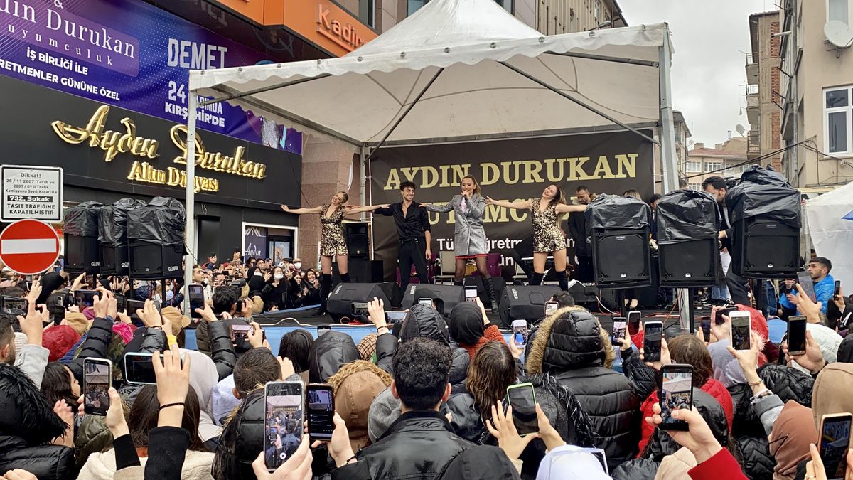Şarkıcı Demet Akalın, Kırşehir\'de konser verdi