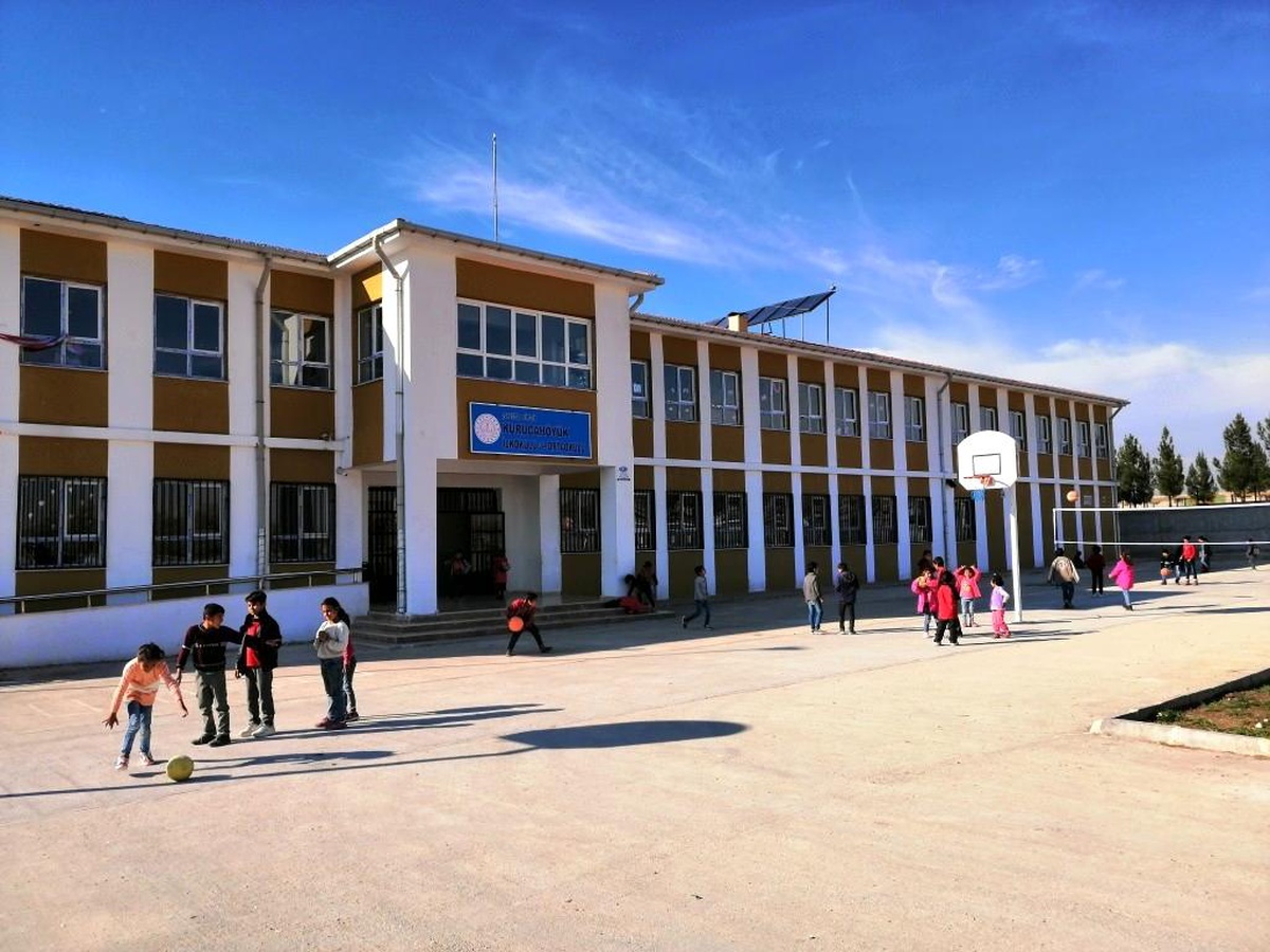 SAÜ\'lü öğrencilerden köy okuluna destek kampanyası