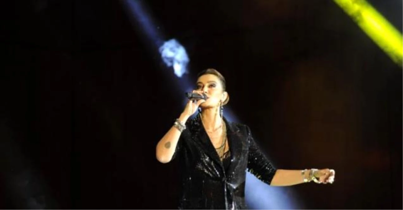 Sıla Mannheim konserinde Zeynep Avcı\'yla düet yaptı