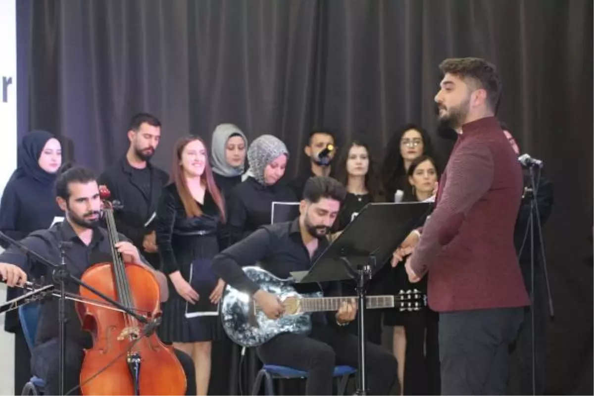 ŞIRNAK\'TA ÖĞRETMENLER MESLEKTAŞLARI İÇİN TÜRKÜ SÖYLEDİ