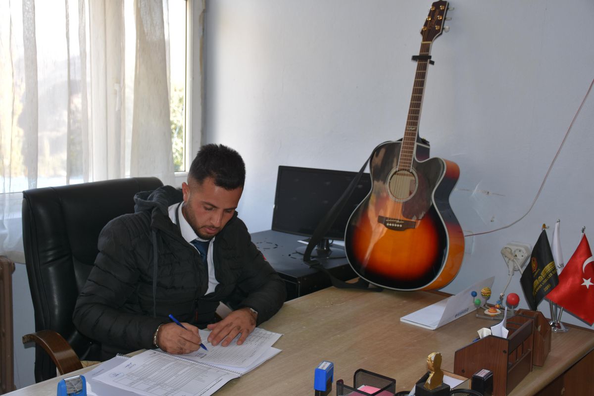 Şırnaklı okul müdürü gitarıyla köy köy gezip öğrencilere müzik dinletisi sunuyor