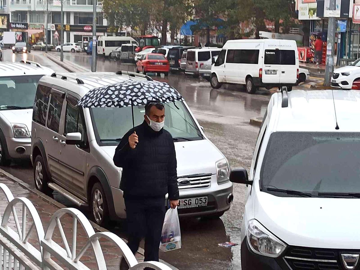 Şuhut\'ta sağanak yağış etkisini gösteriyor