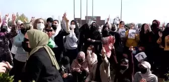 SÜLEYMANİYE - Üniversite öğrencilerinin gösterisinde bazı kamu binaları yakıldı