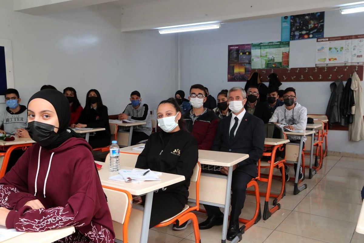 Tahmazoğlu Öğretmenler Gününde öğretmenleri ziyaret etti