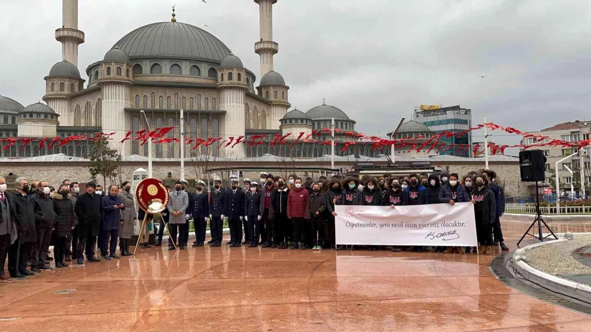 Taksim Cumhuriyet Anıtı\'na Öğretmenler Günü kapsamında çelenk bırakıldı