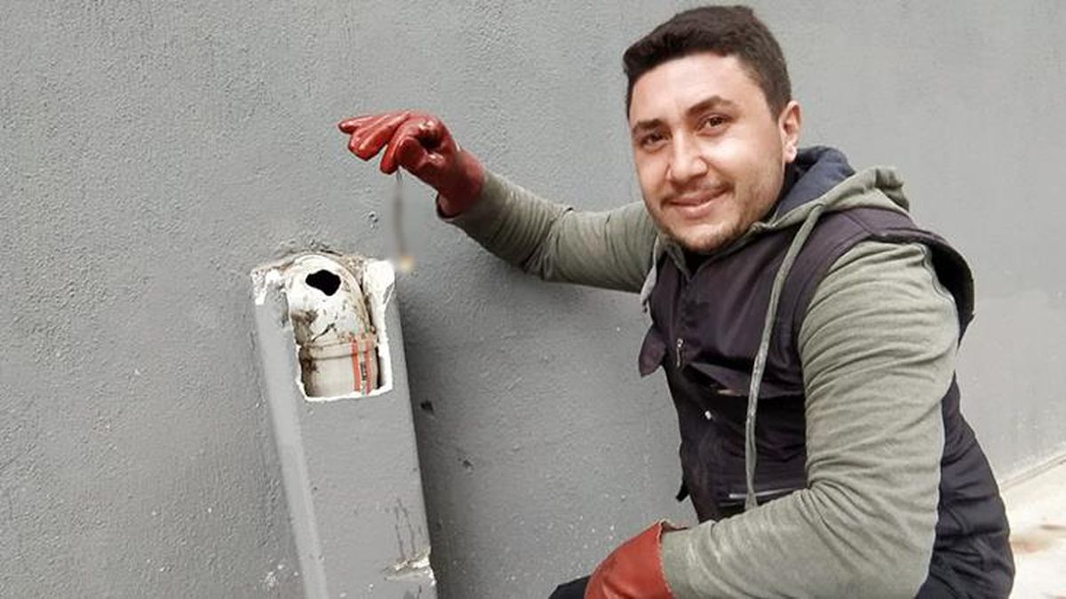 Tesisatçı, tıkalı su giderinde altın bileklik buldu