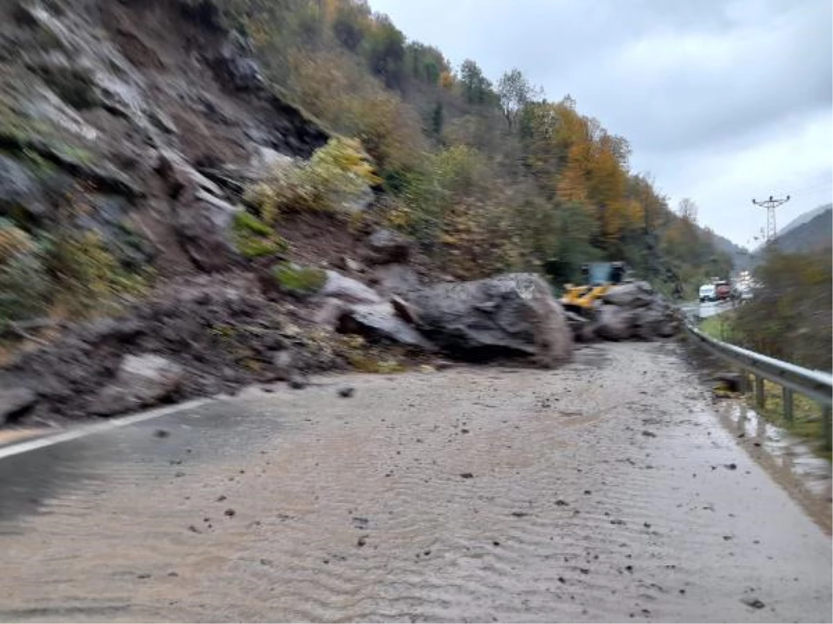 Trabzon\'da heyelanda kapanan yol açıldı