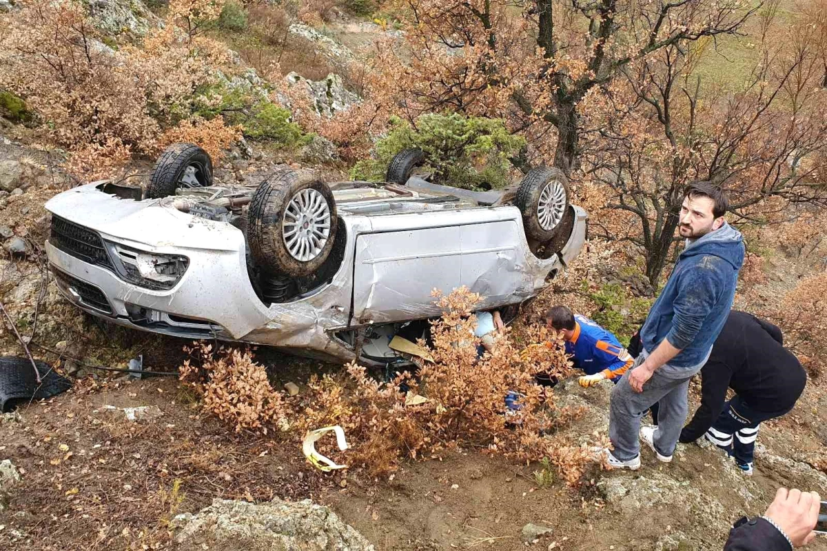 Virajı alamayan otomobil 45 metrelik uçuruma yuvarlandı: 4 yaralı