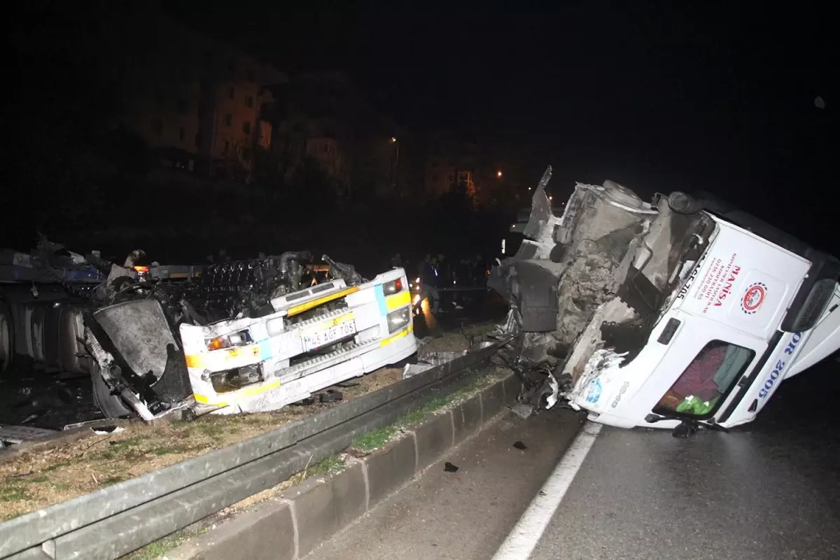 Yağışlı havada kontrolden çıkan tırın kupası ikiye bölündü