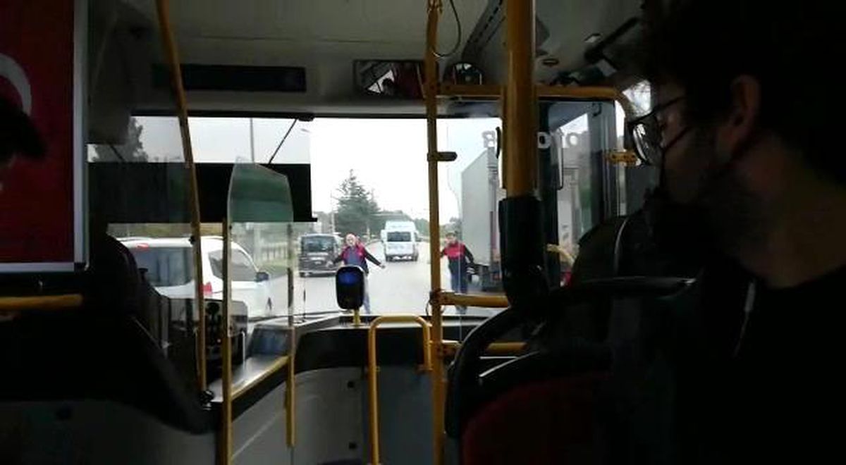 Yolda kamyonet terörü: Ring otobüsündeki 10\'larca öğrencinin hayatını tehlikeye attı