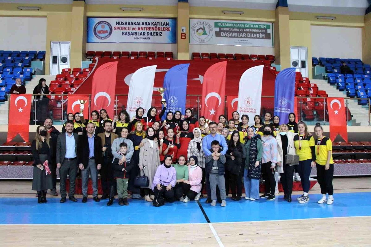 Yurtlar arası voleybol şampiyonu Mahpeyker Sultan Kız Öğrenci Yurdu oldu