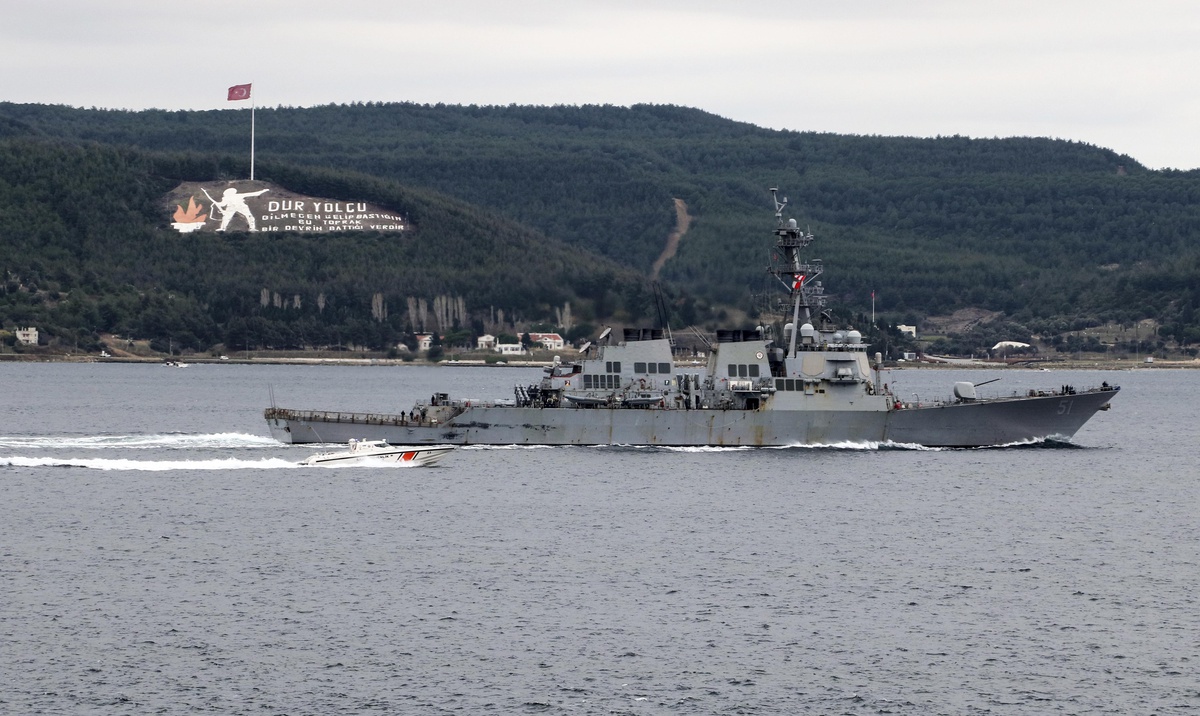 ABD donanmasına ait gemi Çanakkale Boğazı\'ndan geçti