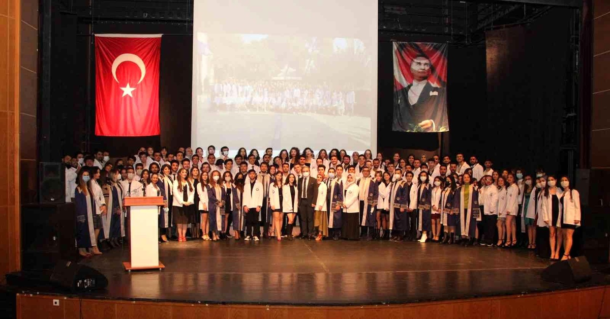ADÜ Diş Hekimliği Fakültesi\'nde Beyaz Önlük Giydirme Töreni gerçekleşti