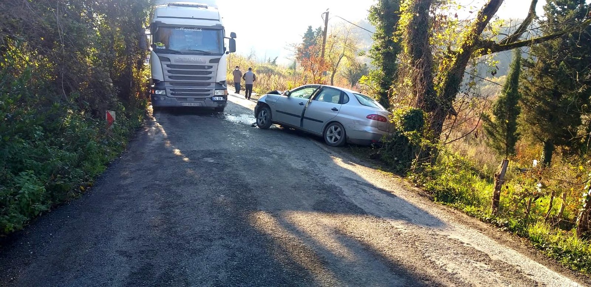 Alaplı\'da otomobil ile tır çarpıştı: 1 yaralı