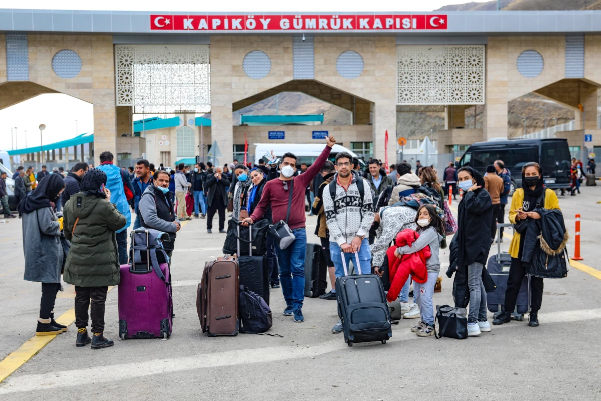 Alışveriş için Van\'a gelen İranlı turistler, sınır kapısında yoğunluk oluşturdu