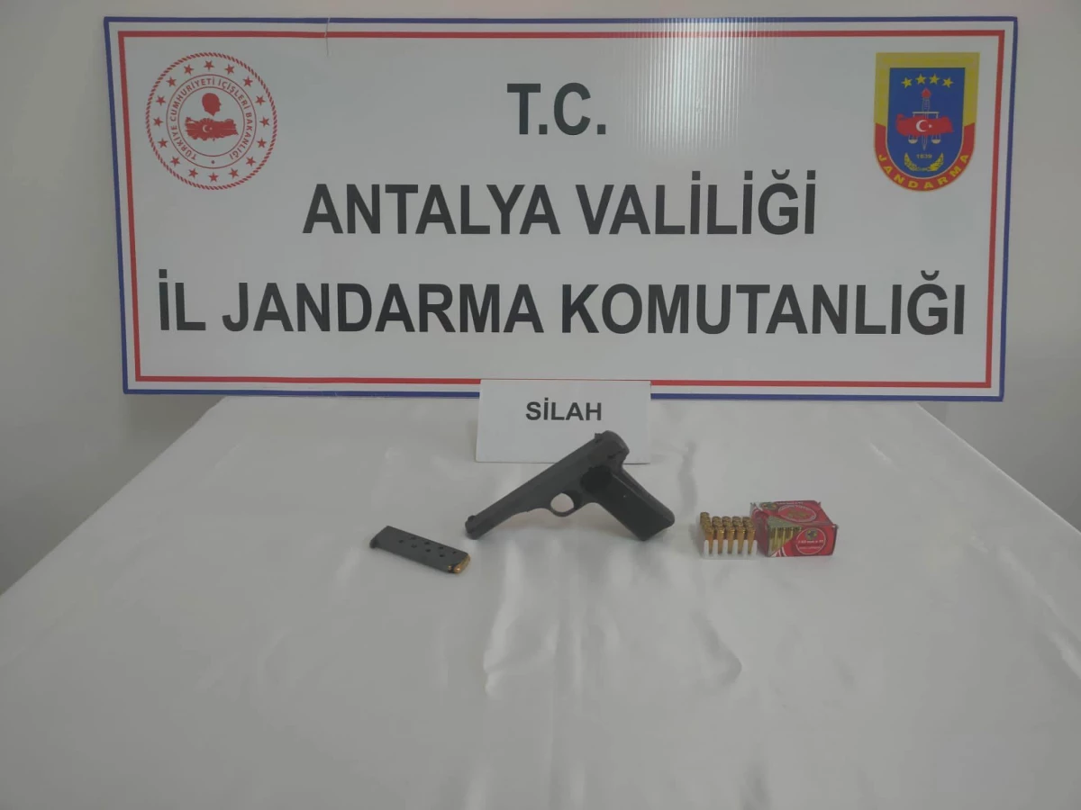 Son dakika haber: Antalya\'da ruhsatsız silah ve fişek ele geçirildi
