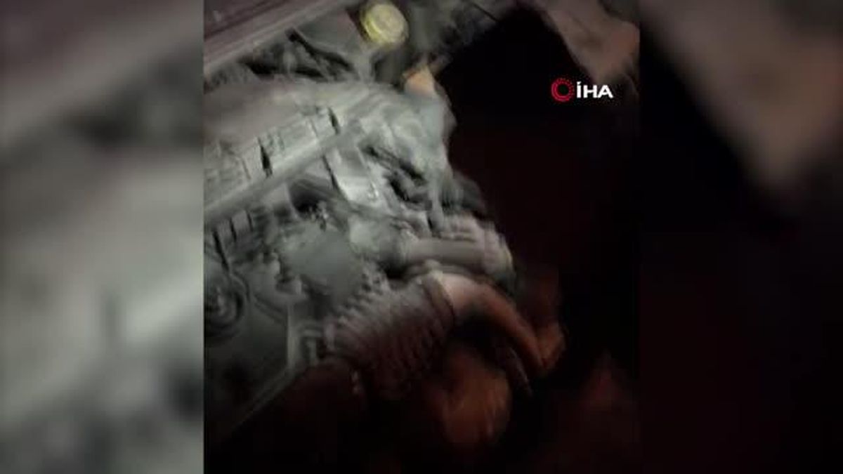 Aracın motoruna saklanan tarihi eser polisin dikkatinden kaçmadı: Kadın ve çocuk figürlü heykel ele geçirildi