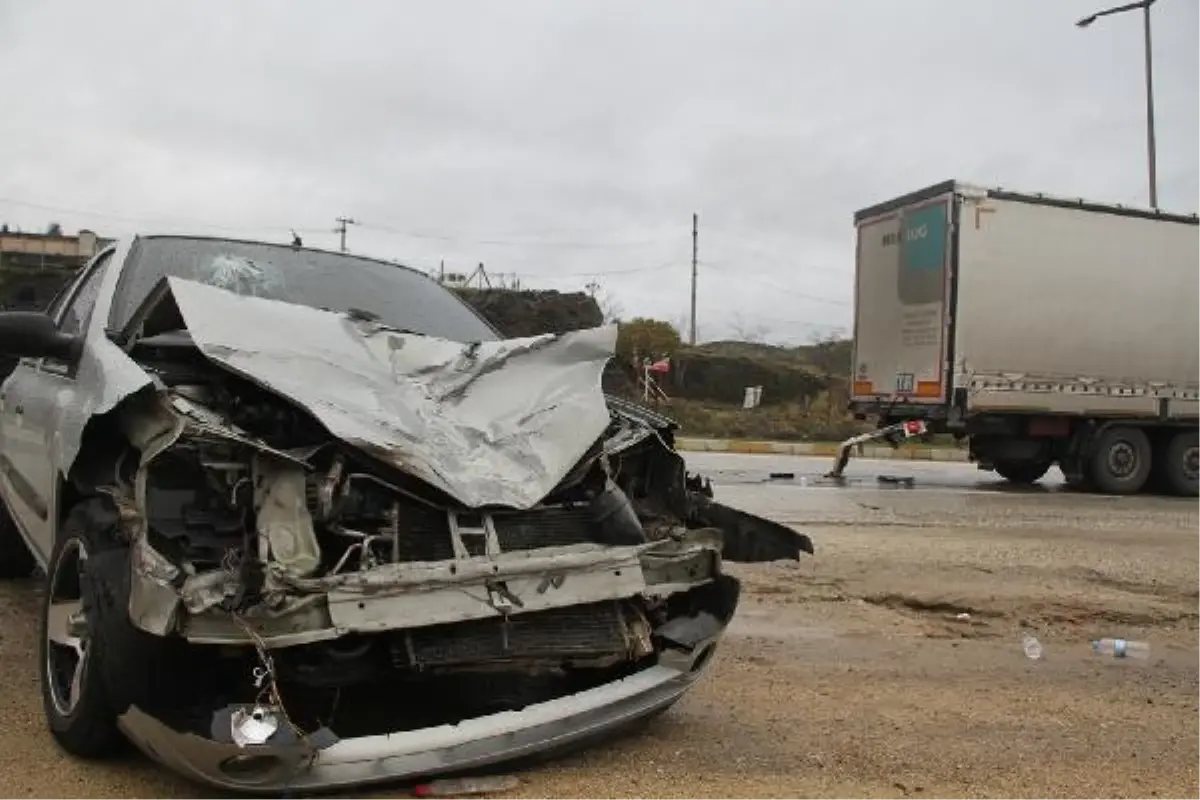 Son dakika haberi... Asker uğurlamasında TIR ile otomobil çarpıştı; 1 yaralı