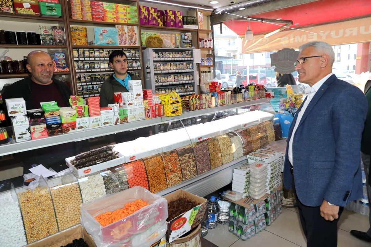 Başkan Güder esnafları yalnız bırakmıyor