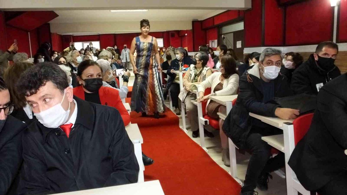 Burhaniye\'de kravatlardan yapılan elbise defilede hayran bıraktı