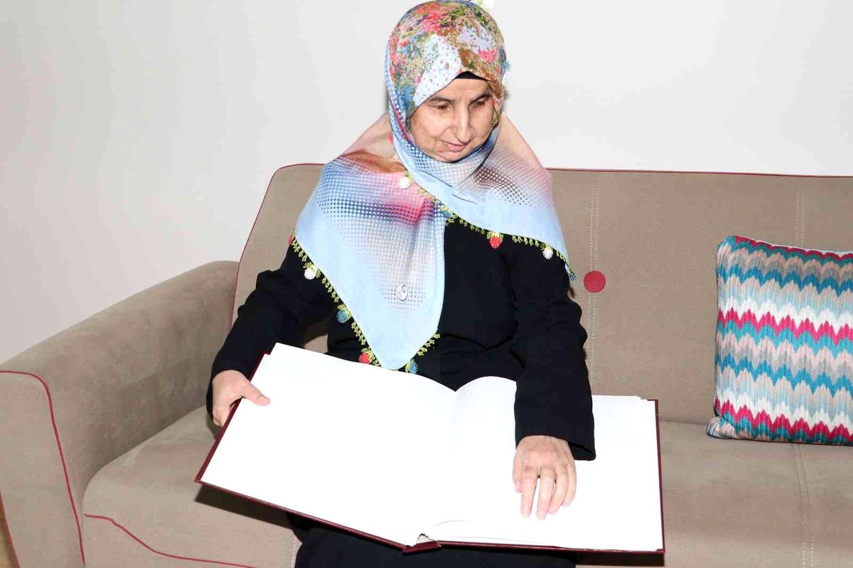 Diyarbakır\'da doğuştan görme engelli kadının örnek yaşam çabası ve azmi