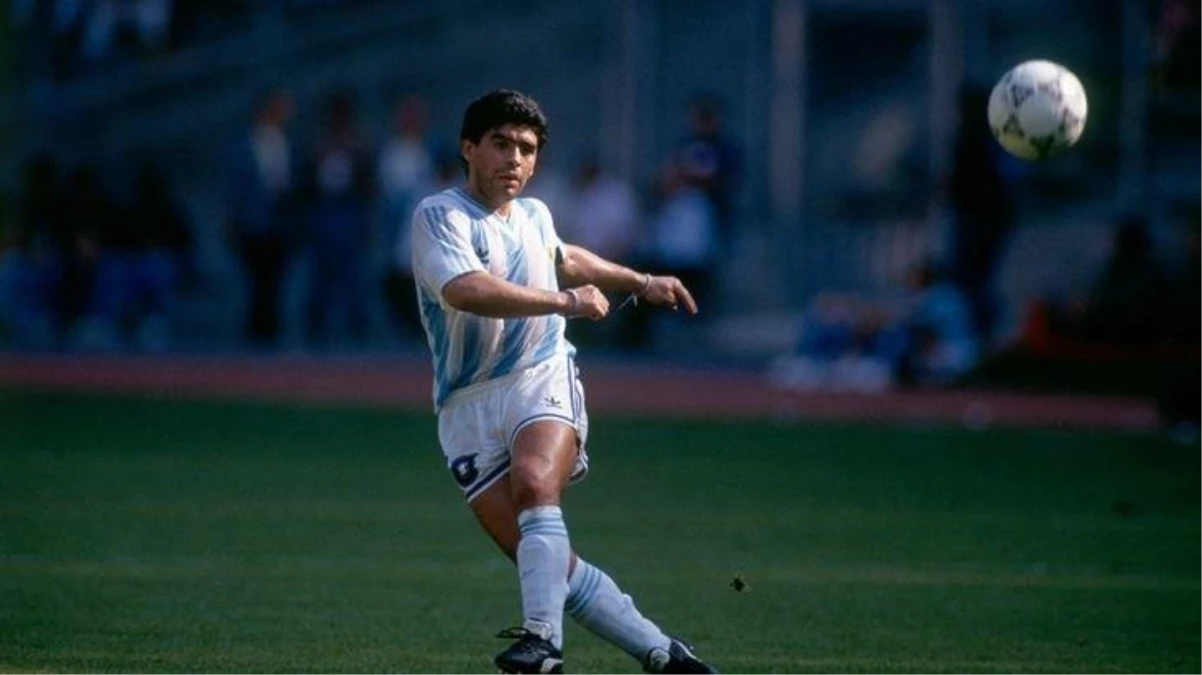 Dünyanın en iyi futbolcusu geçen yıl bugün aramızdan ayrıldı! Maradona\'sız bir yıl!