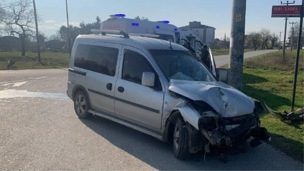 Düzce\'de belediye otobüsüyle çarpışan hafif ticari araçtaki 2 kişi yaralandı