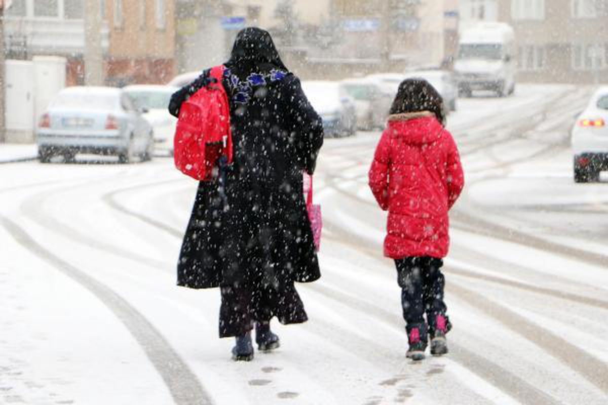 Erzurum, kar yağışıyla bembeyaz oldu