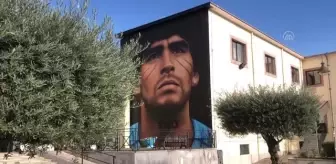 Futbol efsanesi Maradona yıllarca top koşturduğu şehrin sokaklarında yaşıyor