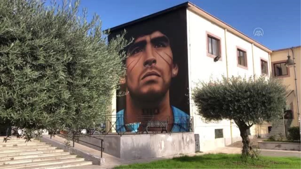 Futbol efsanesi Maradona yıllarca top koşturduğu şehrin sokaklarında yaşıyor