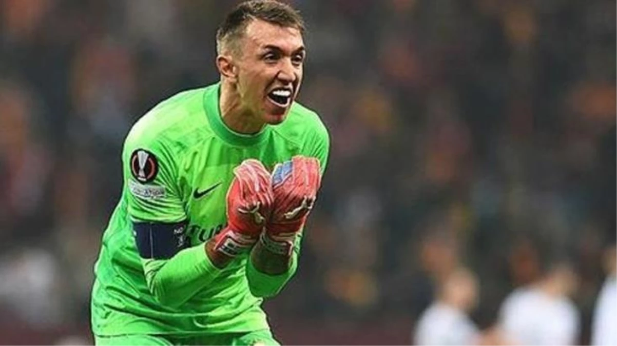 Galatasaray taraftarı, Muslera\'yı çok sinirlendirdi! Tribünlere dönüp taraftara avazı çıktığı kadar bağırdı