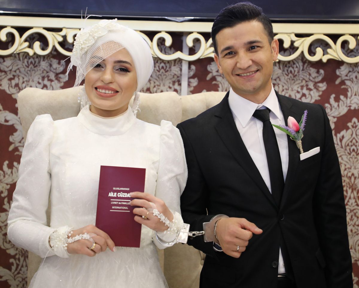 Son dakika haber: Gaziantep\'te polis çifte nikah töreninde sembolik kelepçe takıldı