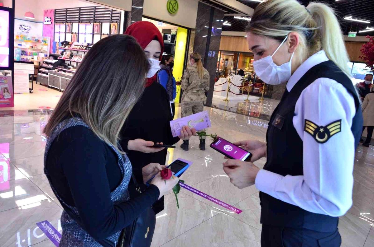 Jandarma kadınları bilgilendirdi